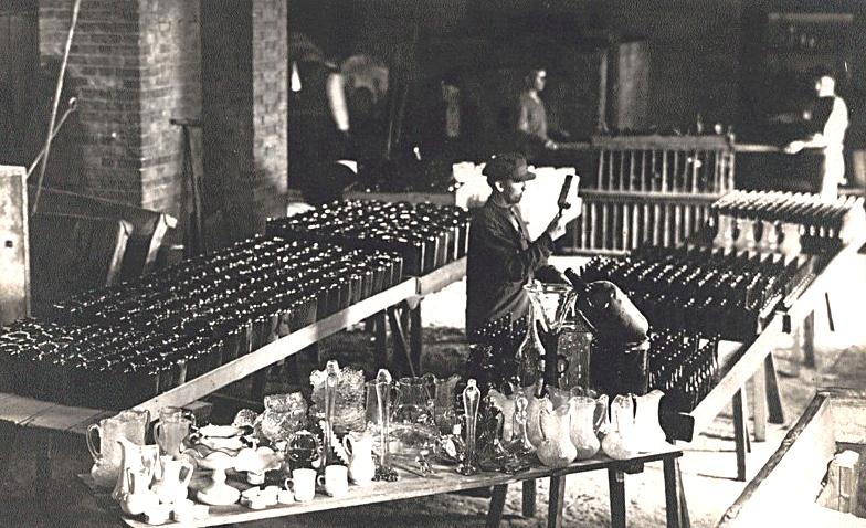 File:Eidapere klaasivabriku toodete väljapanek enne 1930.jpg